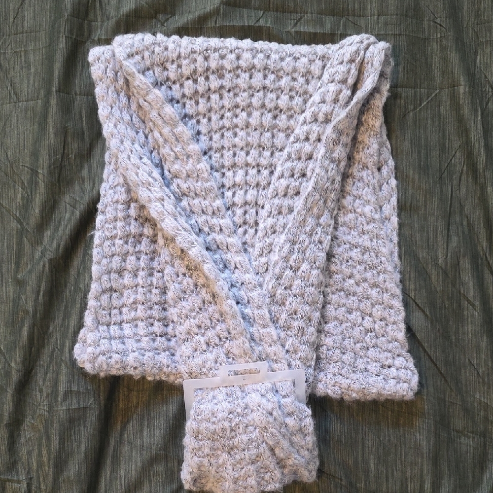 Cozy Knit Scarf in Light Gray - Picture 2 of 2
